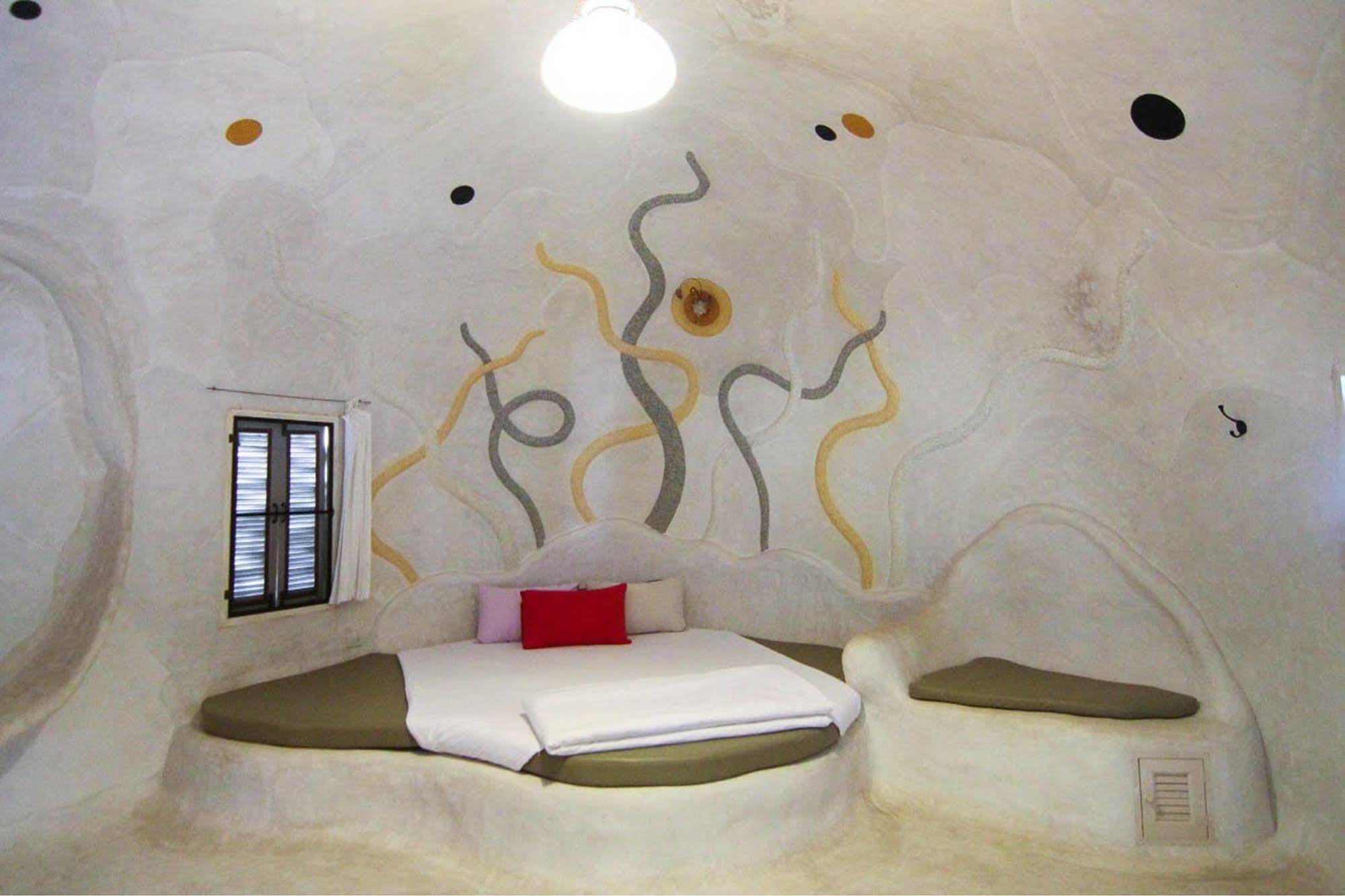 Naidee Sculptured Huts Hotel Хуа Хин Екстериор снимка